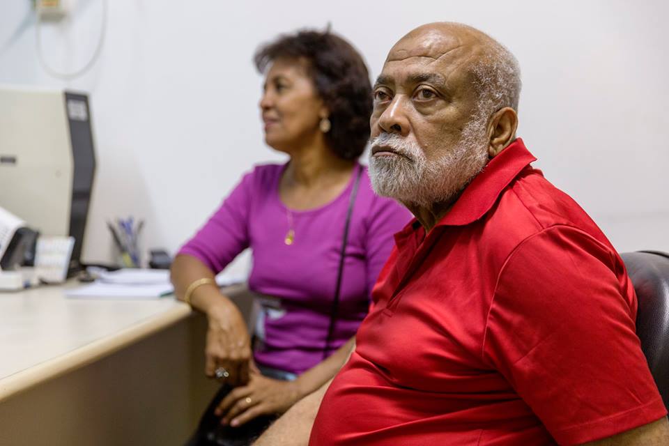 Roque, Brazilía: Roque 70 éves és 11 éve ismert a 2-es típusú diabétesze. A cukorbetegség szövődményeként 9 éve megvakult. Azóta felesége segíti, aki feladta munkáját, hogy otthon lehessen. A körülmények ellenére nagyon pozitívak és bizakodóak, rendszeres kontrollra Salvadorba járnak.