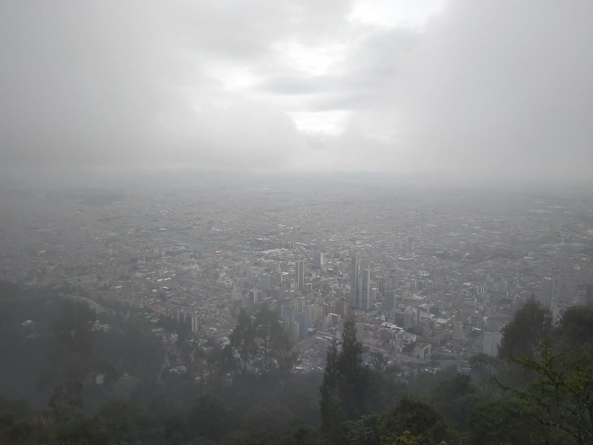 Bogota látképe a Monserratról, enyhe ködben, nem volt szerencsénk
