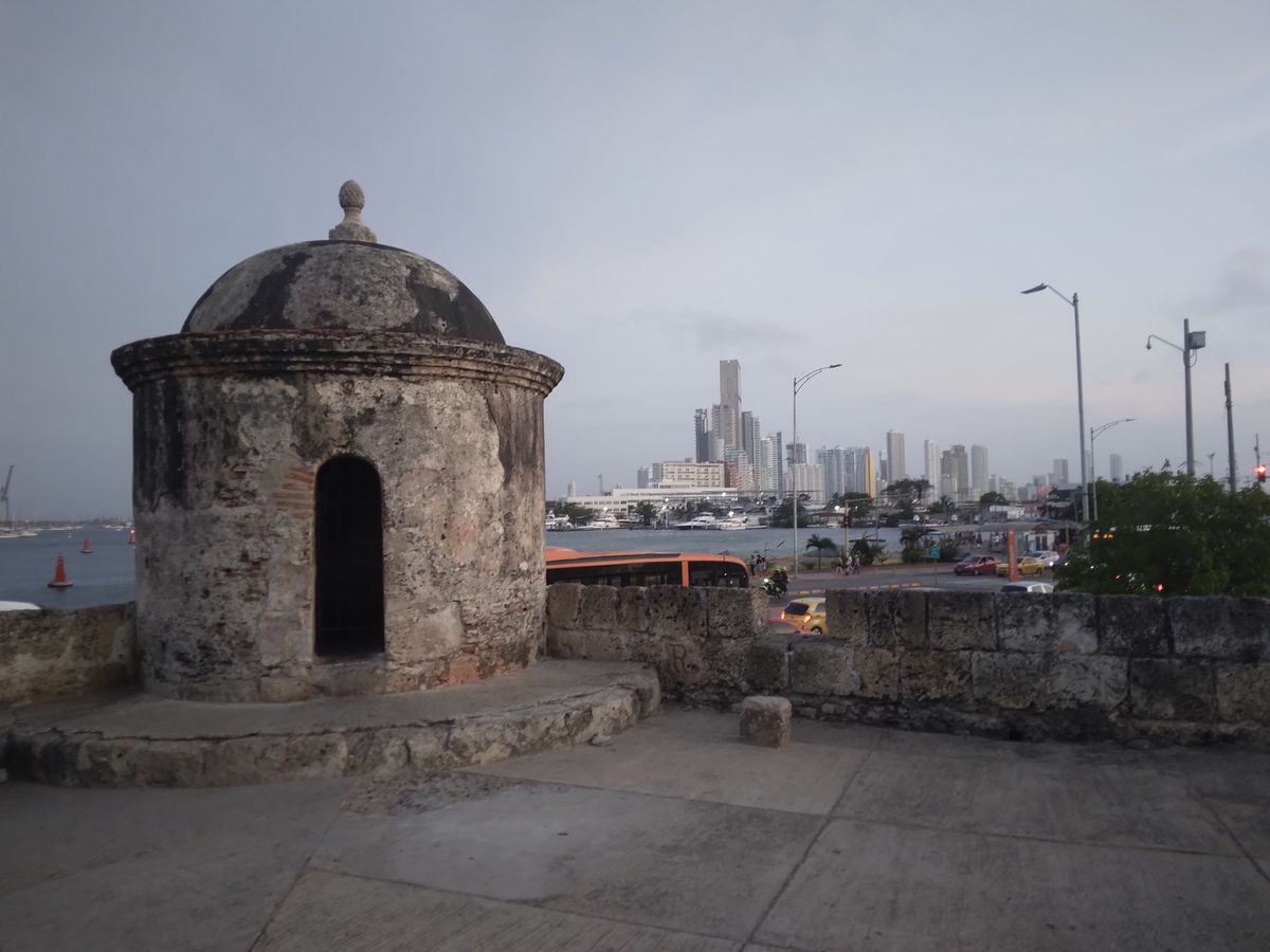 A történelmi központ várfala, az öblön túl a modern Cartagena