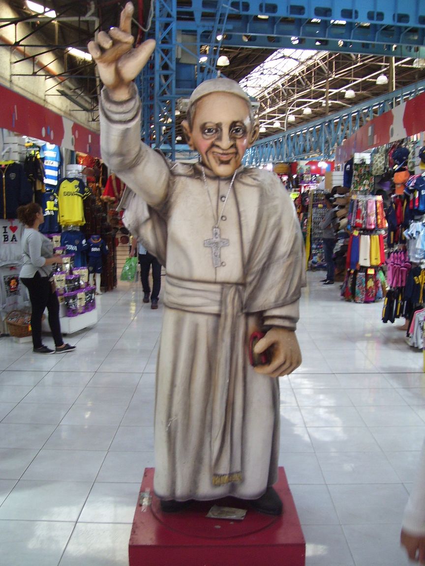 Ferenc pápáról képzelt szobrokba lehet botlani úton-útfélen
