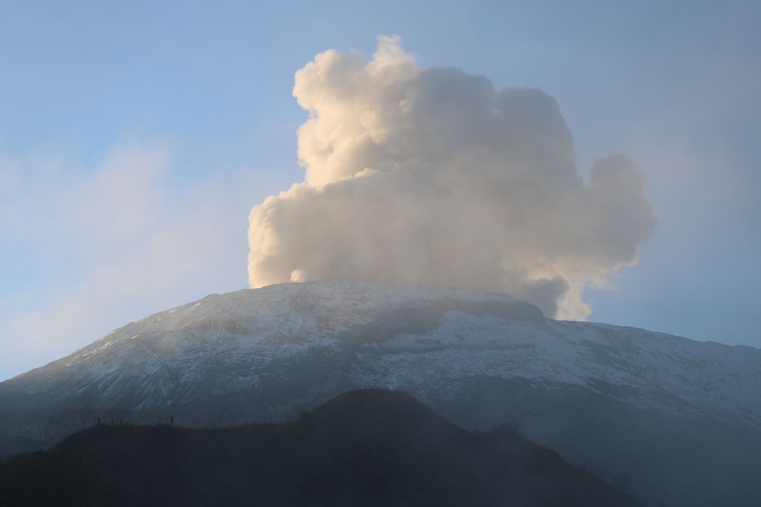 Az ott nem felhő, hanem épp a vulkán tol ki magából egy kis gőzt meg gázokat - Nevado Del Ruiz