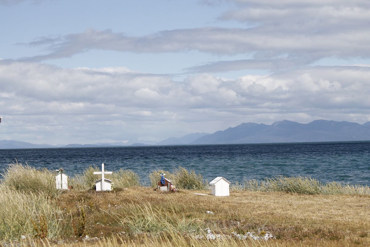 Emlékhely a Punta Arenastól délre lévő partszakaszon