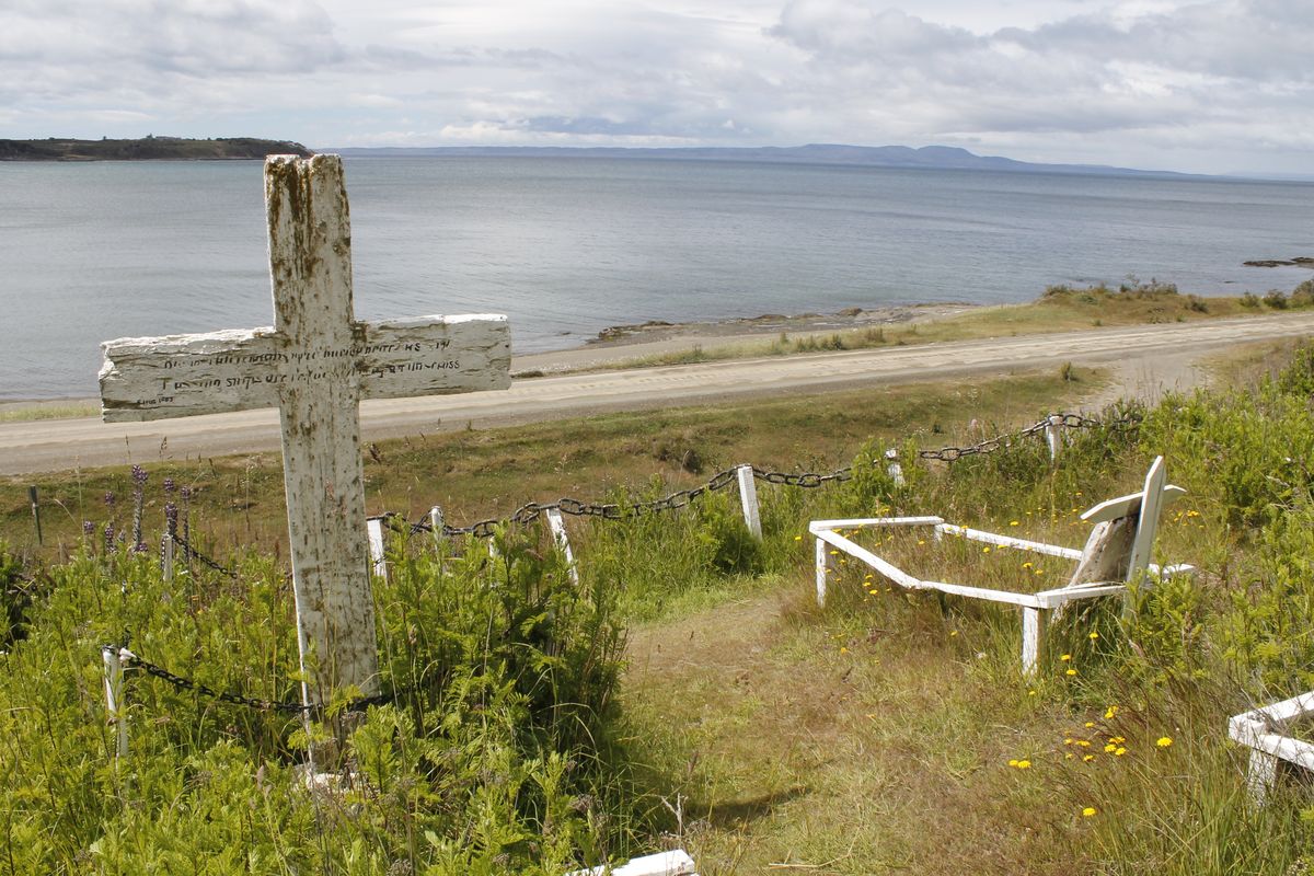 A Punta Arenasba vezető út mellett található Pringle Stokes, a HMS Beagle kapitányának nyughelye