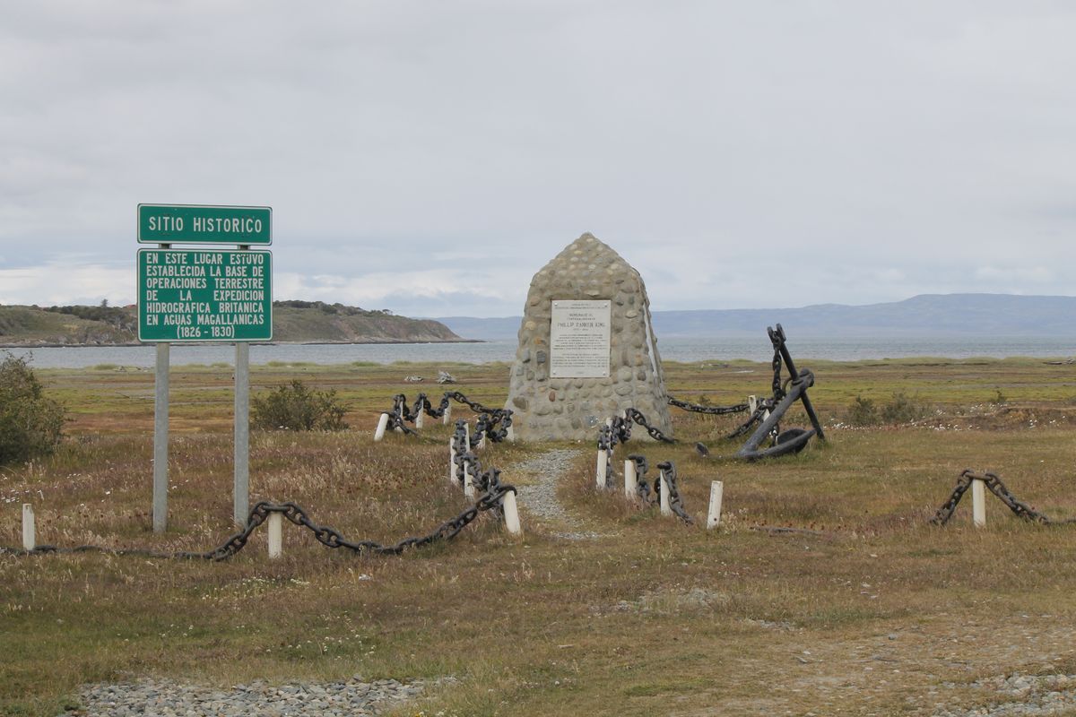 Emlékhely a brit hidrográfiai expeíció bázisának, útban San Juanból Punta Arenas felé