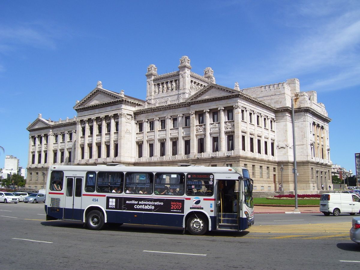 Palacio Legislativo egy kisbusszal