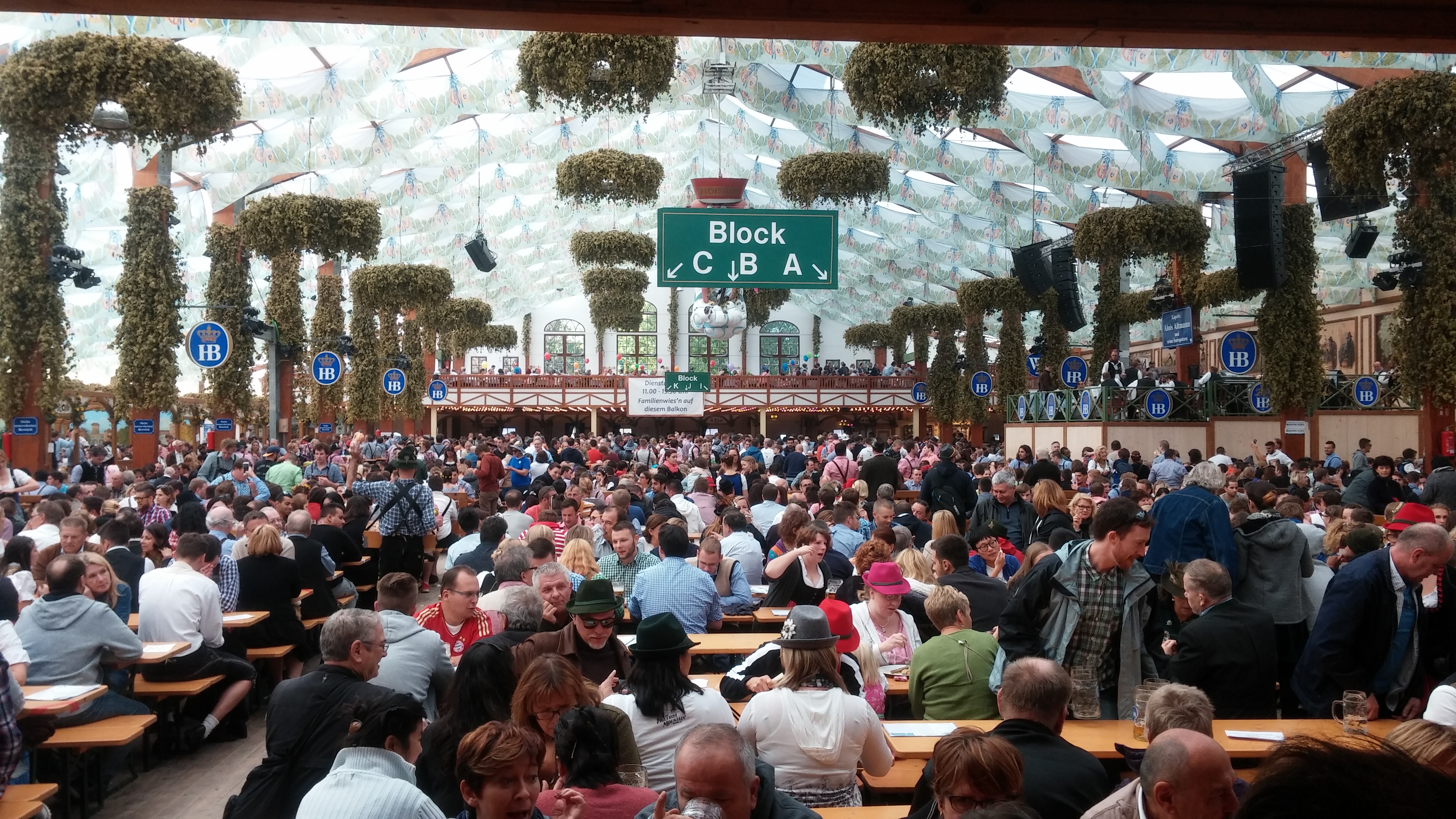 Belépés a Hofbräuhaus sátrába