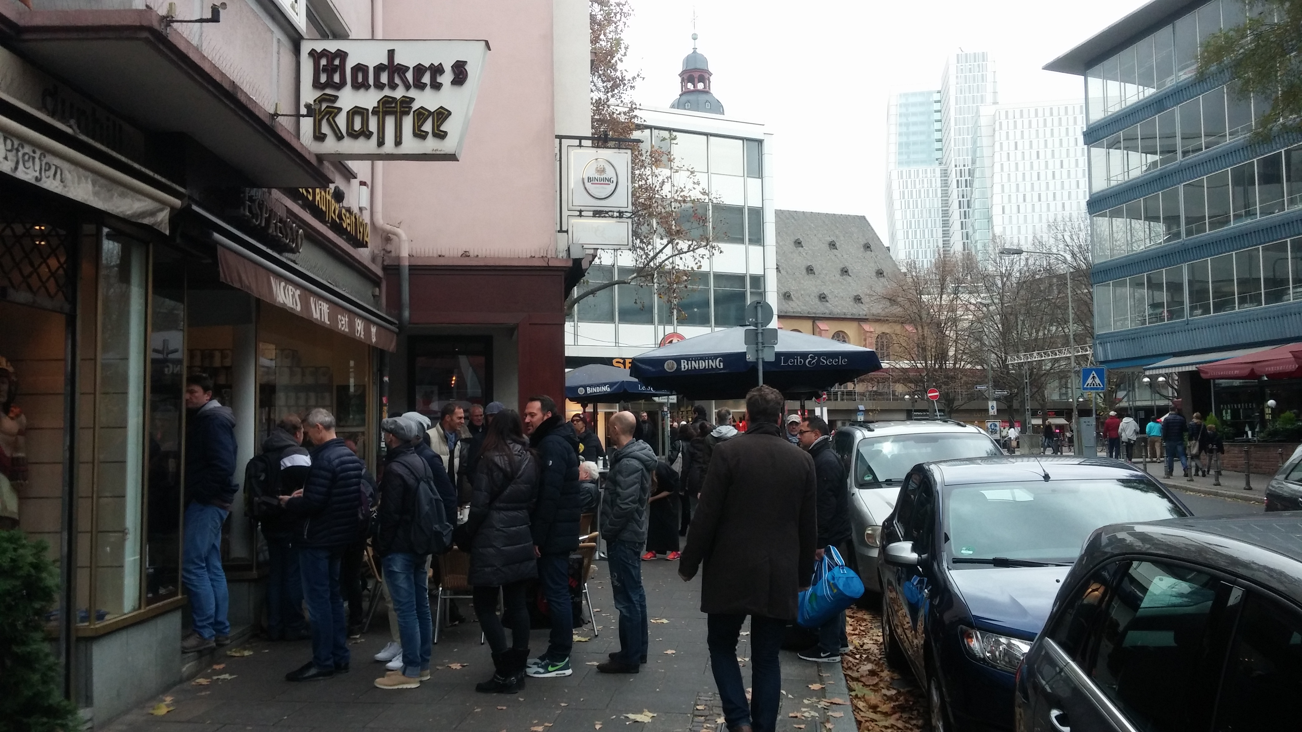 Ez egy véletlenszerűen kiválasztott kávézó előtt készült. Ugyanis az emberek mindenhol képesek hosszú időt várni az utcán a hidegben egy teljesen átlagos kávéra.