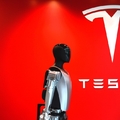 Már csak karnyújtásnyira a sci-fiktől: a Tesla bemutatta a legújabb humanoid robotjait