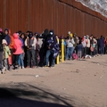 Újabb migránsáradat gyakorolhat nyomást az USA déli határára