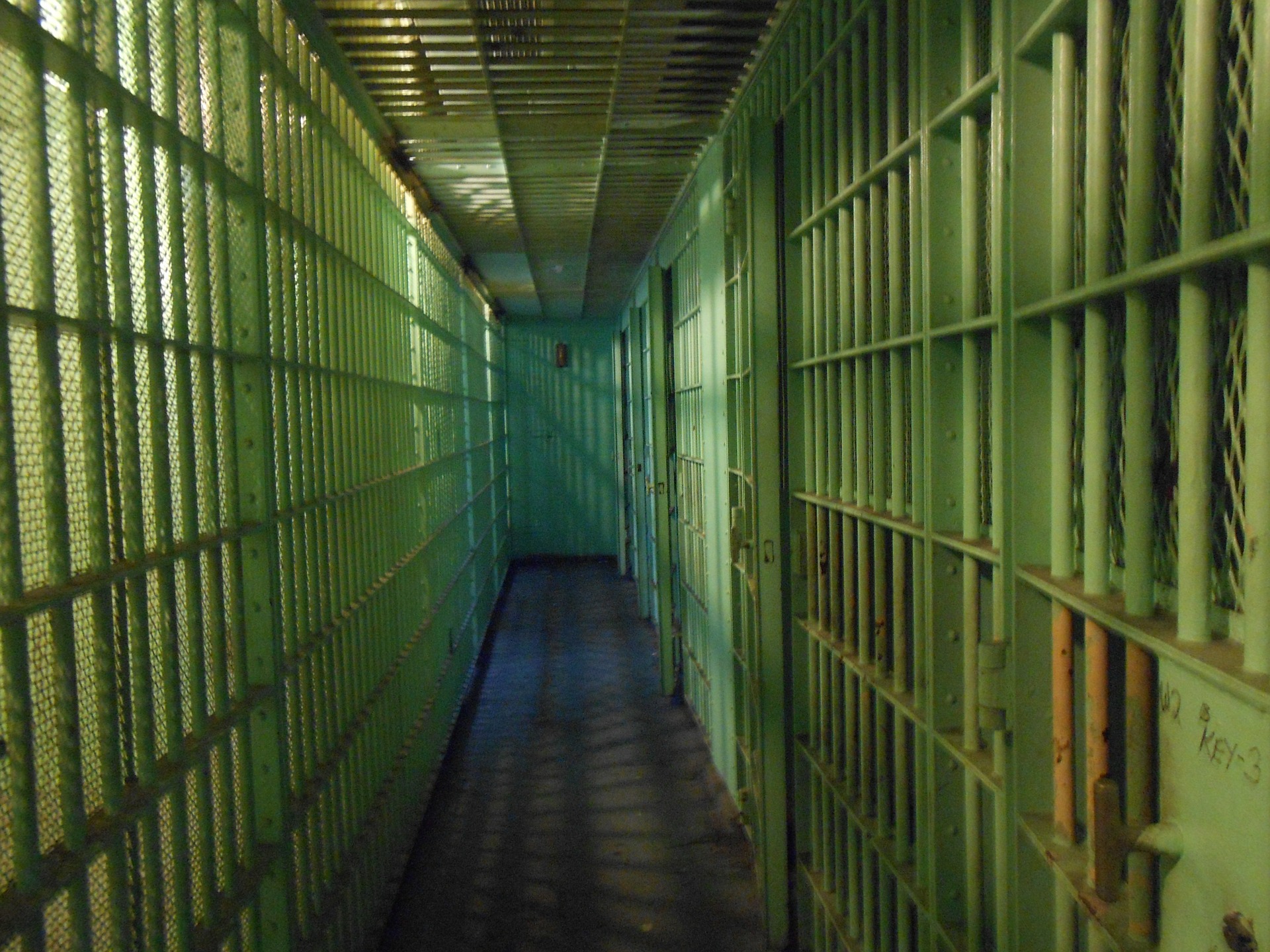 jail-cells-429638_1920.jpg