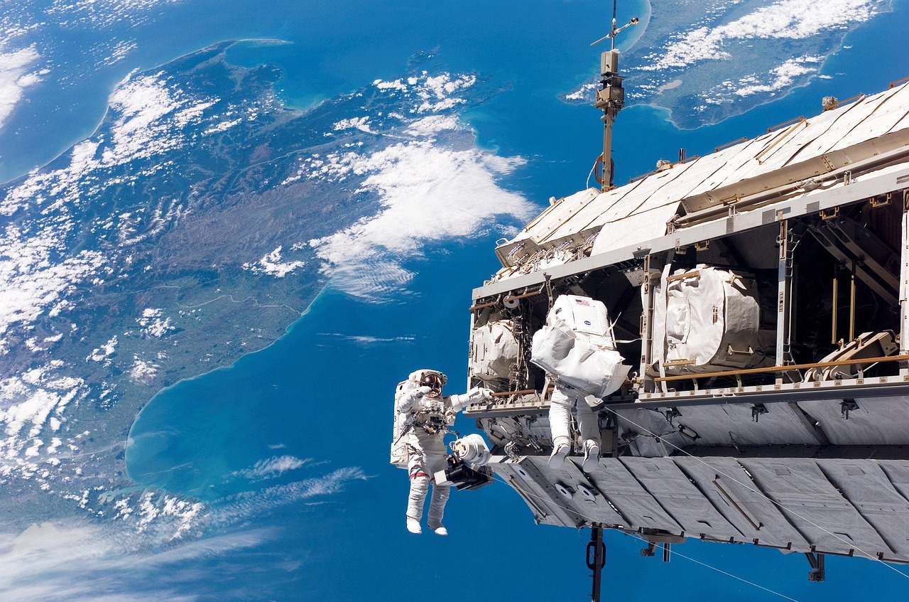 space-walk-991_1280.jpg