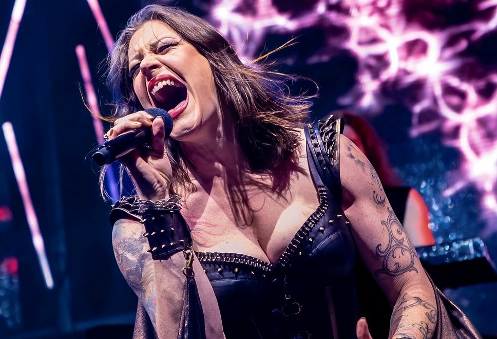 Törött lábbal is simán rá rúgta az ajtót a fesztiválszezonra Floor Jansen