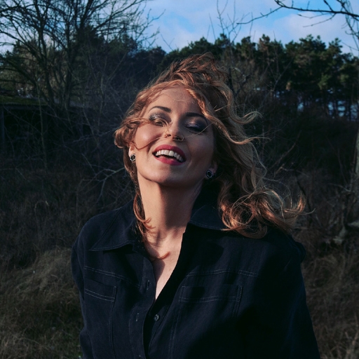 Dalszöveges kisfilmmel jelentkezett Anneke van Giersbergen
