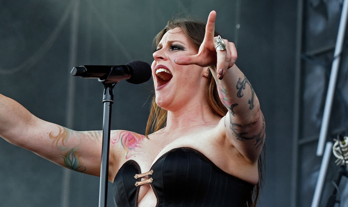 Vadonatúj kisfilmmel rukkolt elő Floor Jansen!