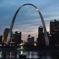 Gateway Arch – St. Louis, acélszalag a város fölött