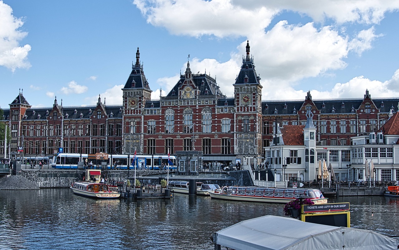 128_amsterdam-centraal-station-gfbbdf1552_1280.jpg