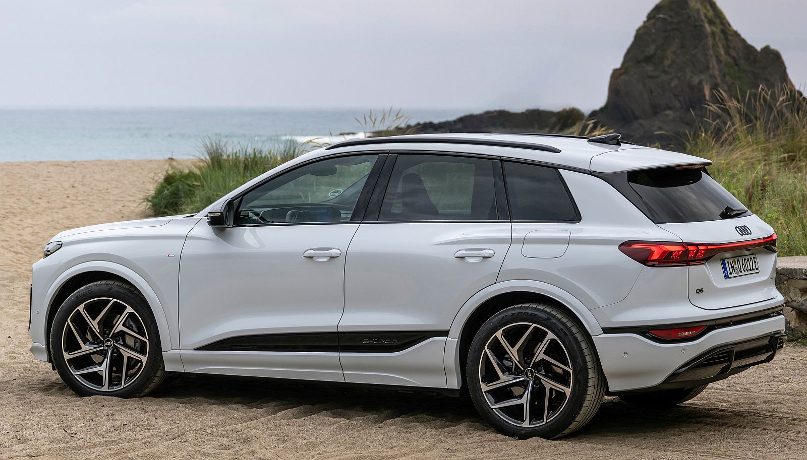 a6_e-tron_quattro_m.jpg