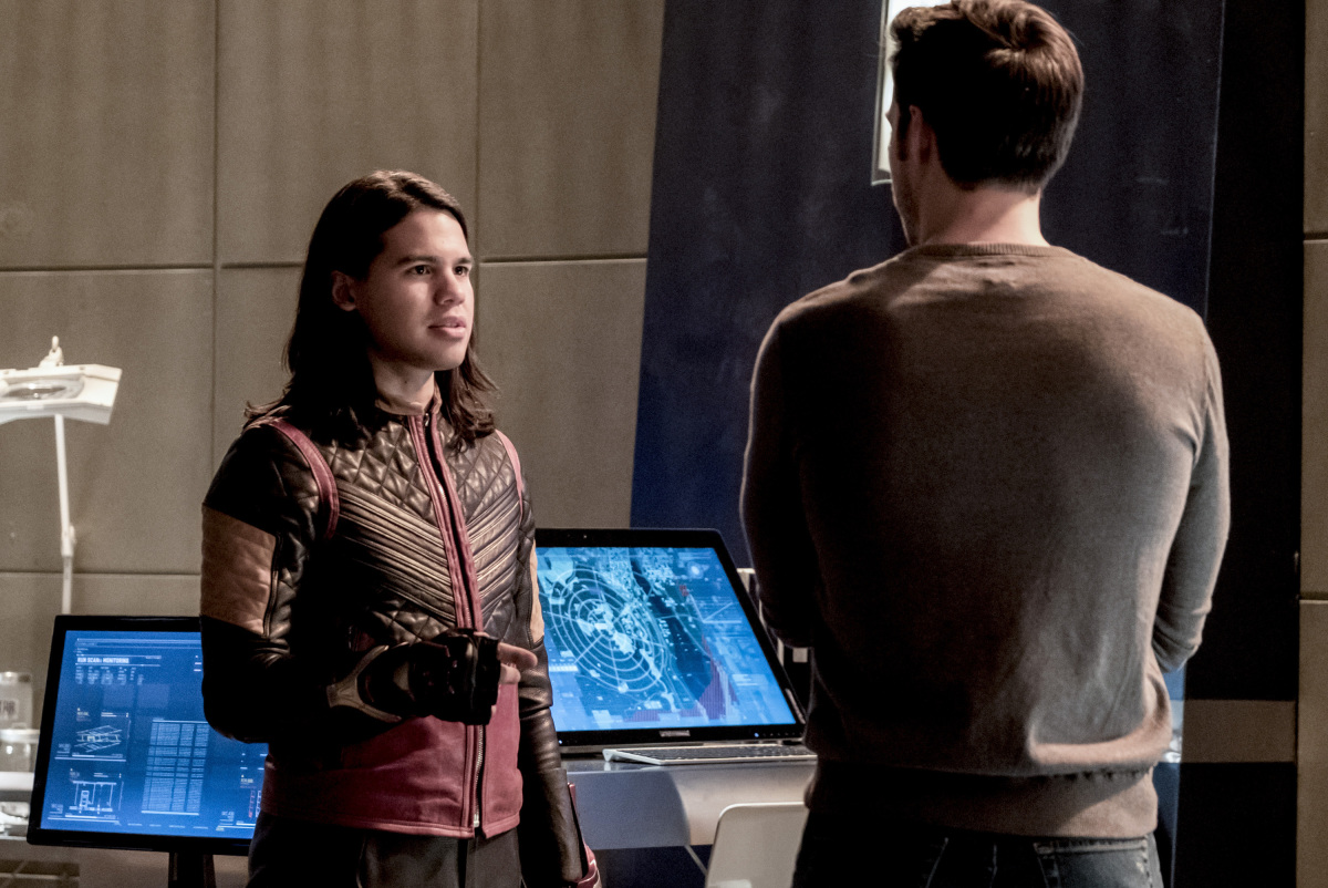 The Flash -- ‘Duet‘ -- FLA317a_0386b.jpg -- Pictured (L-R): Carlos Valdes as Cisco Ramon and Chris Wood as Mike -- Photo: Katie Yu/The CW -- ÃÂ© 2017 The CW Network, LLC. All rights reserved.