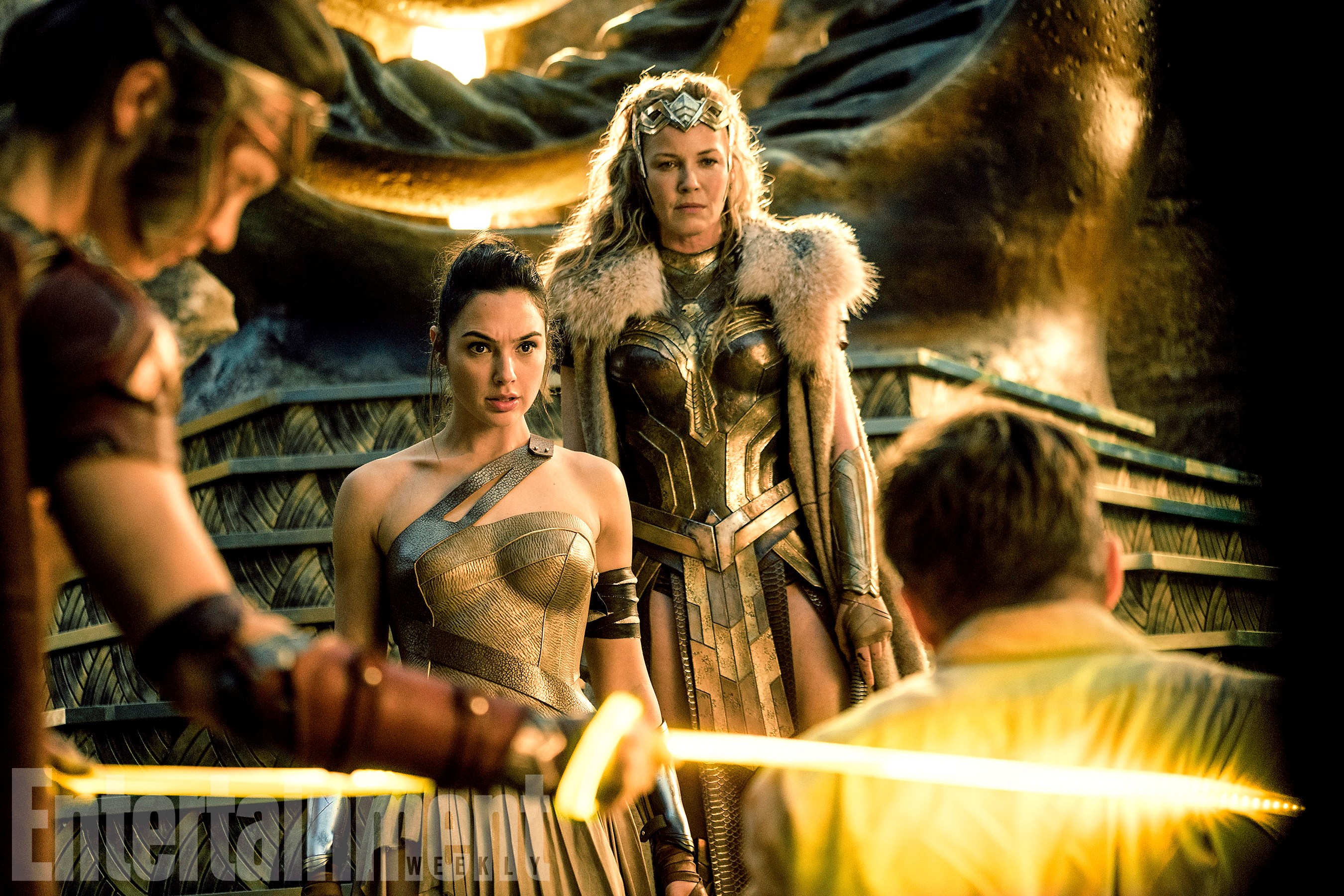 Lisa Loven Kongsli (Menalippe), Gal Gadot (Diana Prince/Wonder Woman), Connie Nielsen (Hippolyta királynő) és Chris Pine (Steve Trevor)