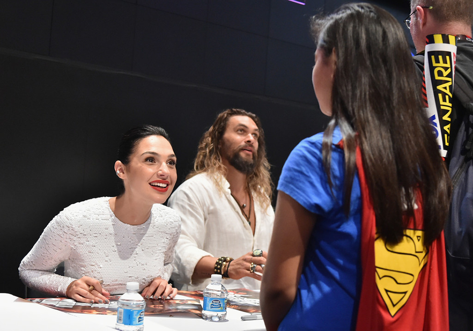 Gal Gadot és Jason Momoa<br /><br />Supergirl is beköszönt egy autogramért.