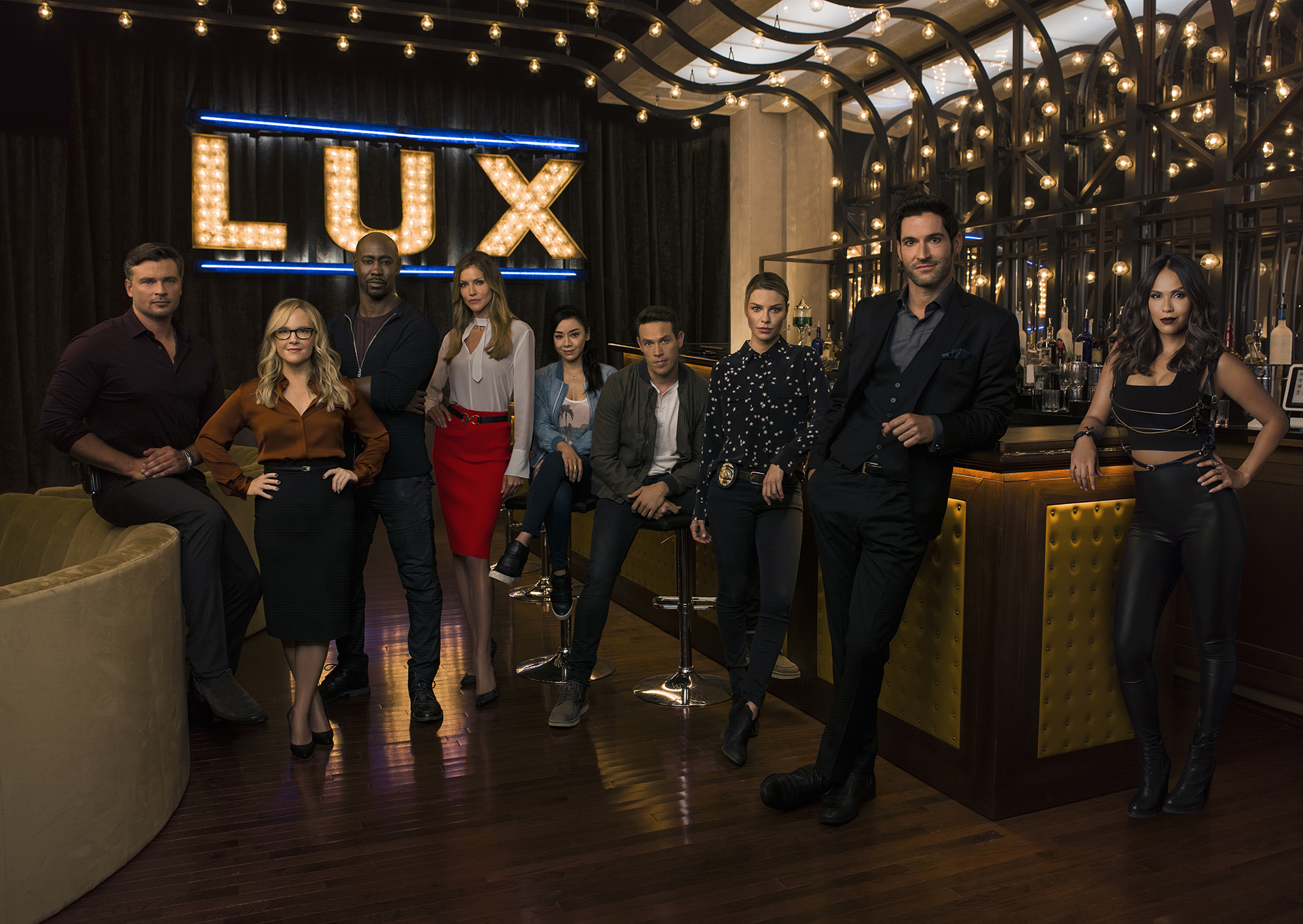 Balról jobbra: Tom Welling, Rachael Harris, DB Woodside, Tricia Helfer, Aimee Garcia, Kevin Alejandro, Lauren German, Tom Ellis és Lesley-Ann Brandt