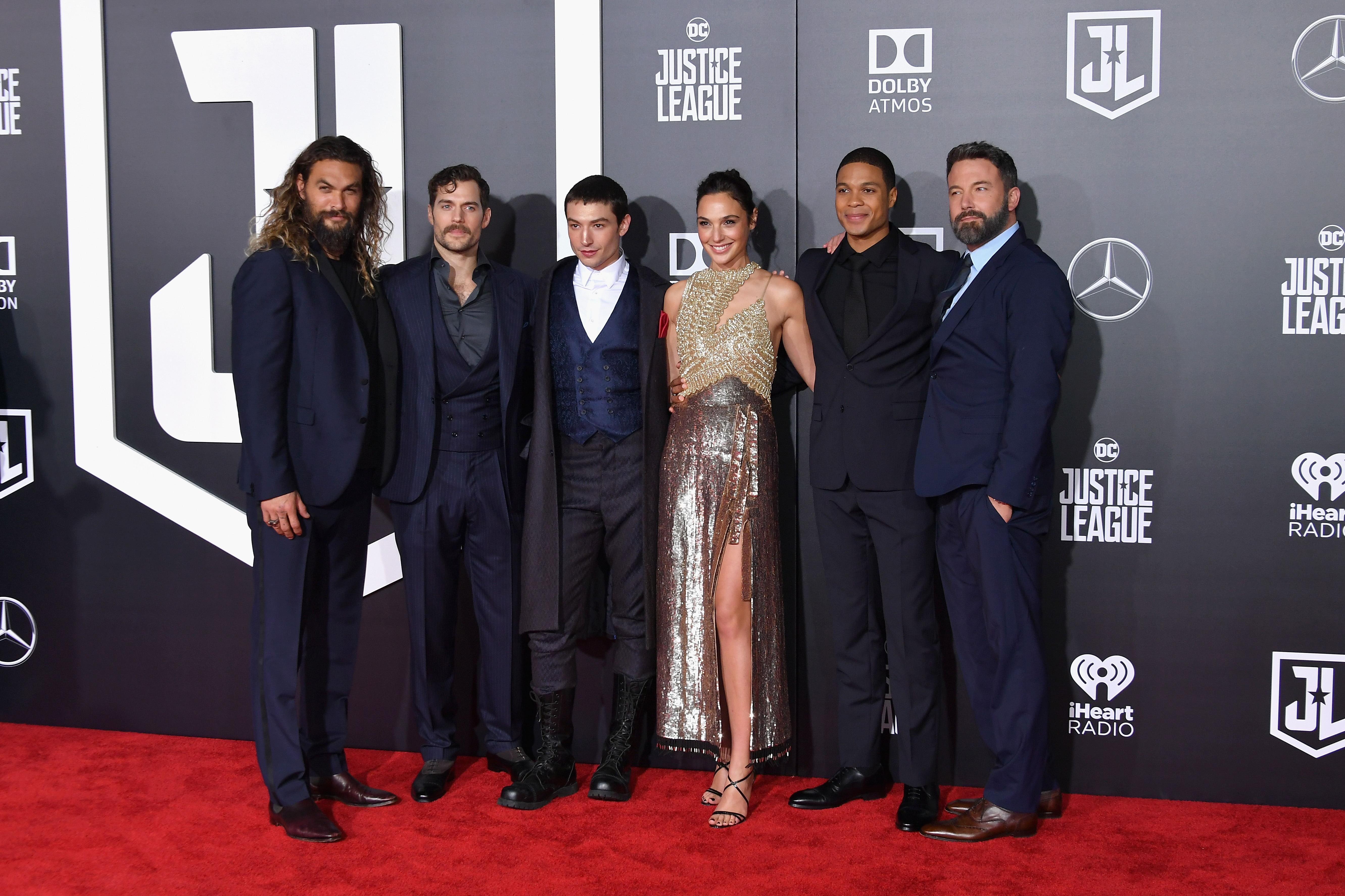 A képen balról jobbra: Jason Momoa, Henry Cavill, Ezra Miller, Gal Gadot, Ray Fisher és Ben Affleck