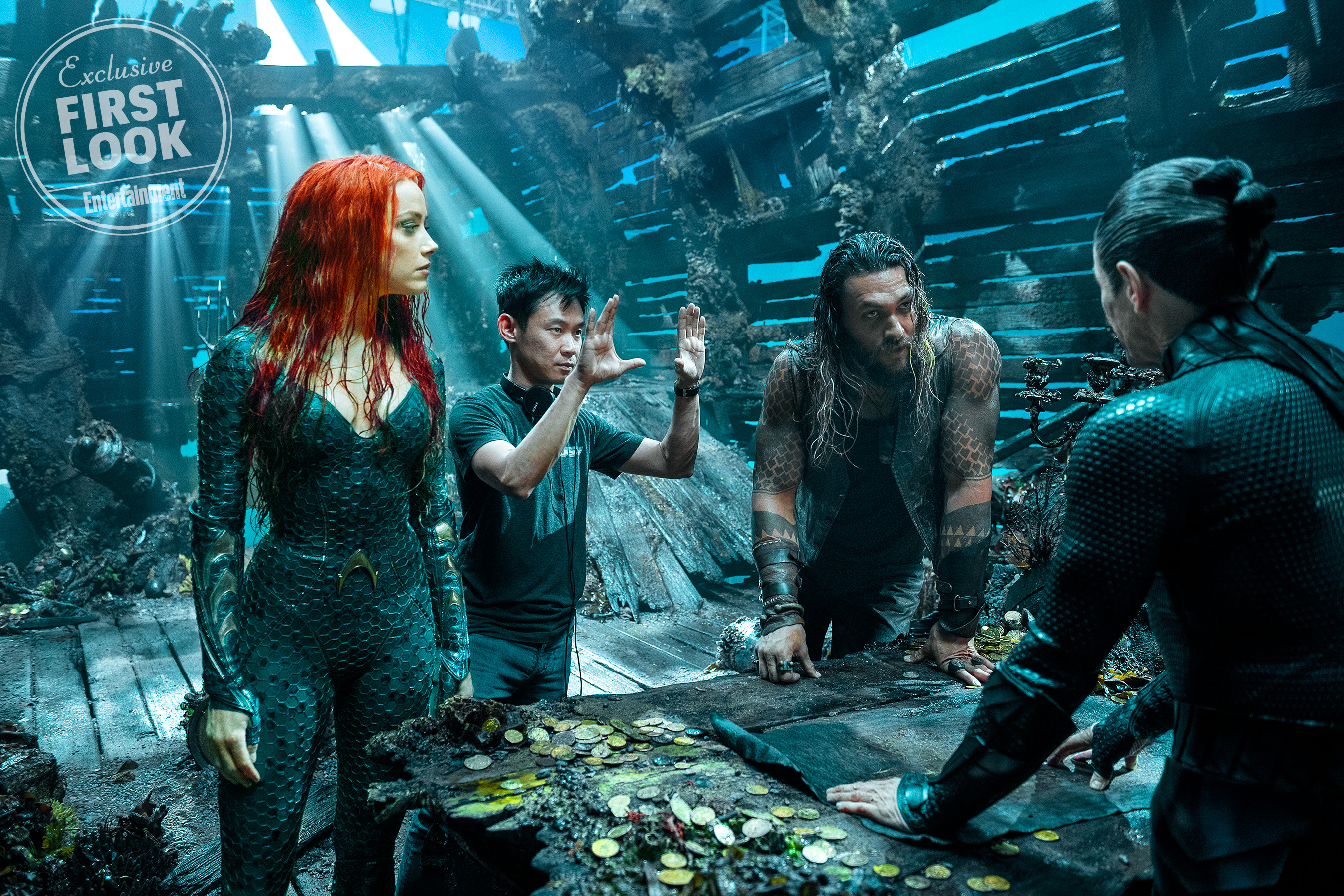 James Wan instrukciókkal látja el Heardot és Momoát egy hajóroncsban, miközben Aquaman mentorával, Vulkóval (Willem Dafoe) találkoznak.<br /><br />Jasin Boland/Warner Bros.