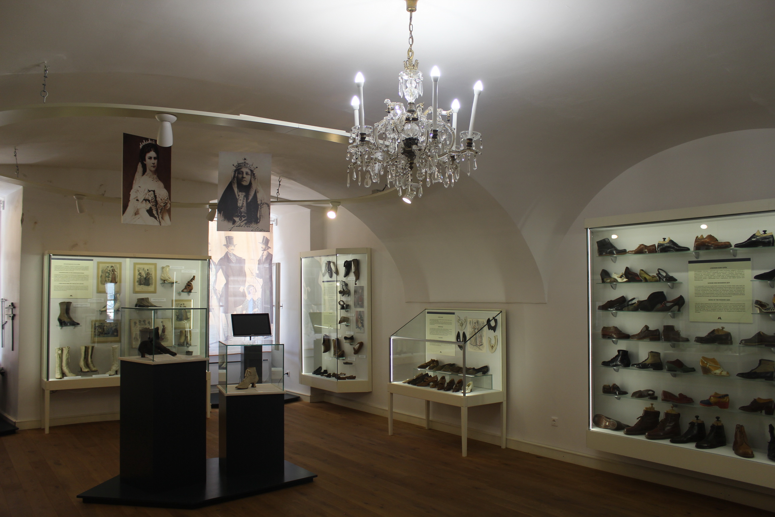 A több száz lábbelit örző cipőtörténeti gyűjtemény Erzsébet királyné és Jászai Mari cipőit is őrzi, 1983 óta Körmenden. 1899-ben alakult meg a bőrgyár Körmenden, cipőt 1937-ben kezdtek gyártani. 1992-ben Marc Cipőgyár Rt. néven dolgoztak. Körmenden 2002-ben, a szombathelyi központban 2006-ban szűnt meg a gyártás. (fotó: Papp Géza, ddkektura.blog.hu)