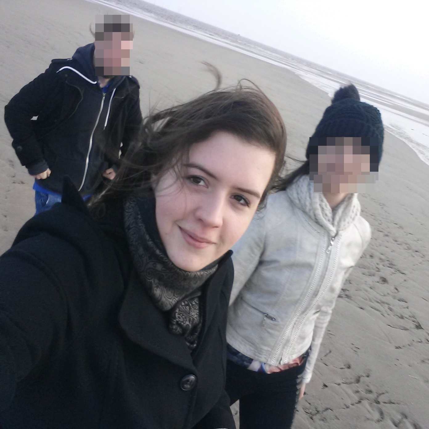 Lementünk a tengerpartra. Akkora szél volt, hogy huhh. Kicsit sivatagiasan repült a homok mindenfelé. 