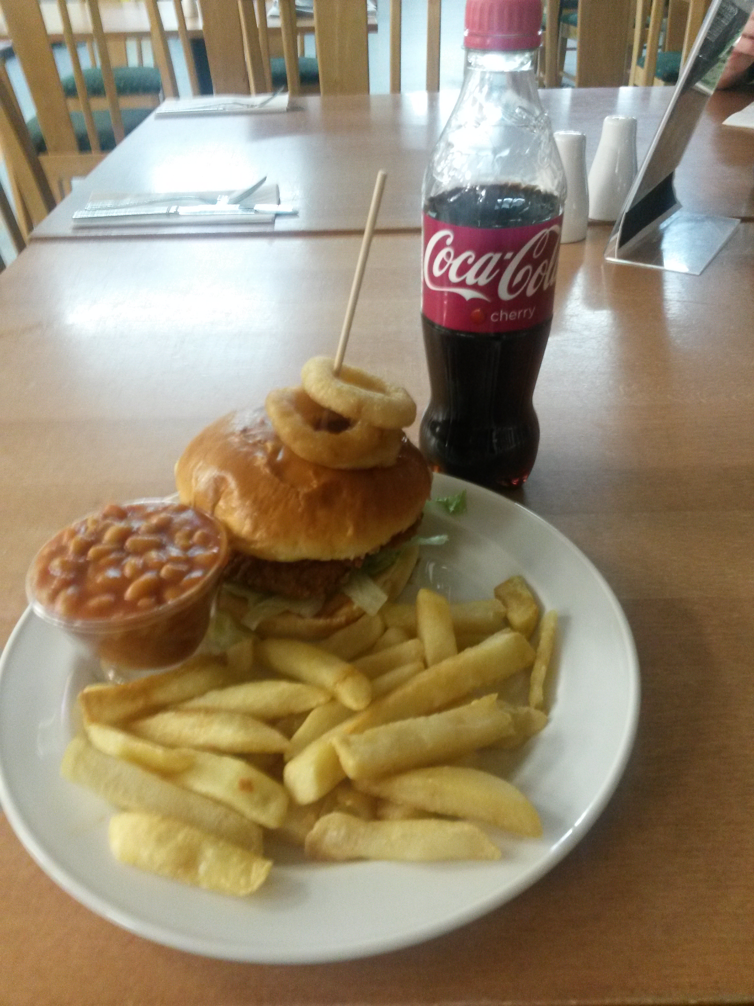 Na meg chicken burger-en :D With beans and chips. Ugyanis a hülye angol chips-nek hívja a sültkrumplit. Jogos, nincs elég neve, tök logikus, hogy kitalálnak neki mégegyet, ami még csak nem is illik rá... Egyébként nagyon élem, imádom ezt a kaját és tök jól is lakok vele. Az árát is kezdem megszokni, már nem is izgat, hogy kiadok minderre 3.7 fontot. :D 