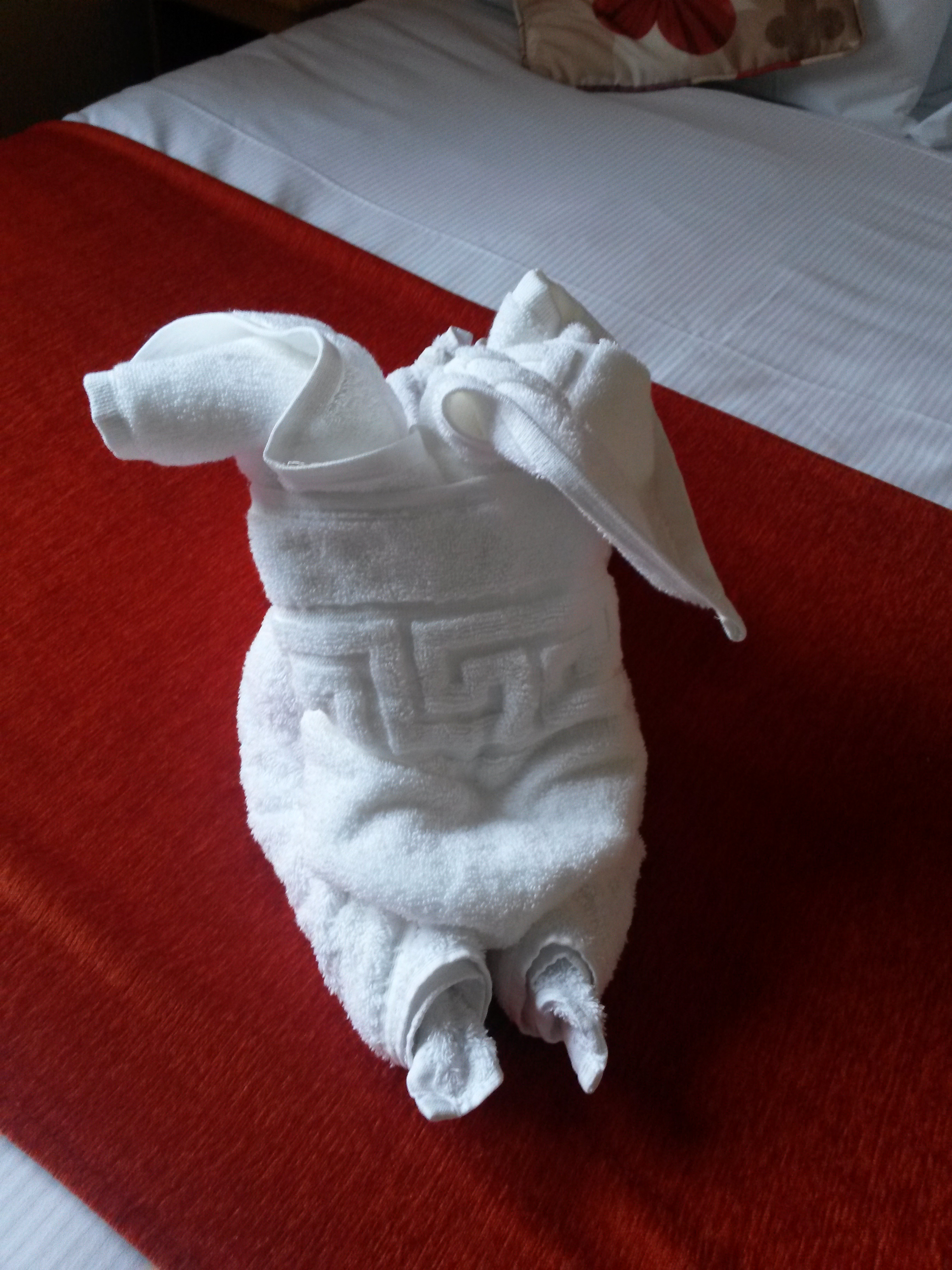 Megtanultam towel animals-t gyártani! Vagyis csak kutyust tudok, szerintem tök cuki. Mondjuk itt elfelejtettem felhajtani a nóziját, szóval cseppet sem hasonlít kutyusra, de higyjétek el, hogy az! :D