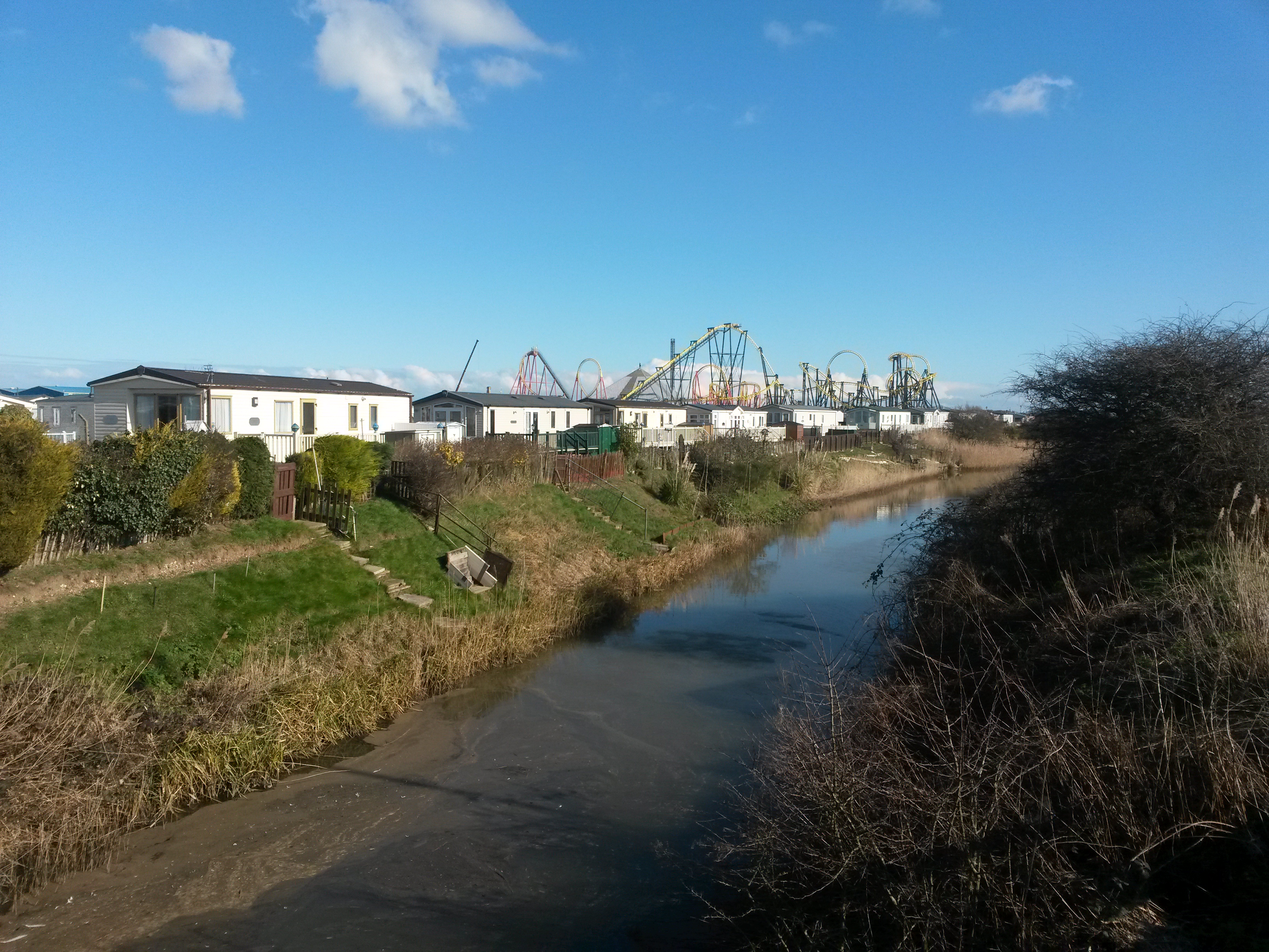 Mondtam, hogy mindenhol karavánok vannak. Háttérben a Fantasy Island, egy jóóóó nagy vidámpark, amit állítólag évek óta leakarnak bontani. Remélem nem idén szándékozzák elkezdeni, nagyon csábít az a gigantikus hullámvasút.