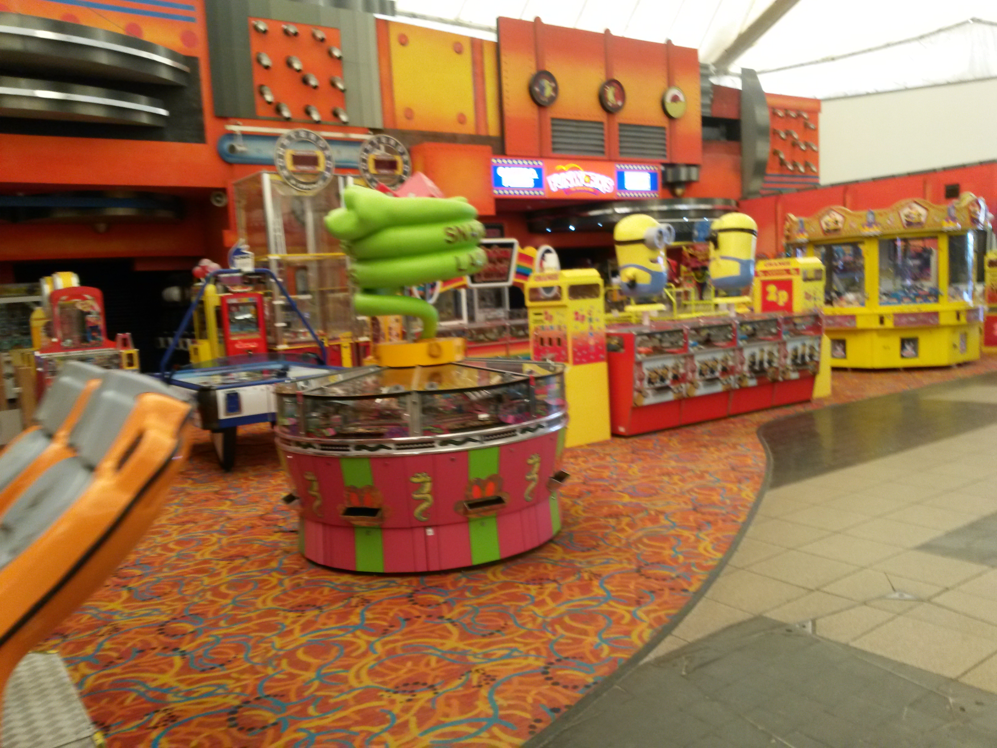 Tele van Skegness város is ilyen szarokkal. Van vagy 10 AMUSEMENT, ami kb ezt jelenti. Mindenféle nyerőgépek, gyerekeknek is minden gagyi dolog. Nem tudom mit élveznek ebben az angolok. 