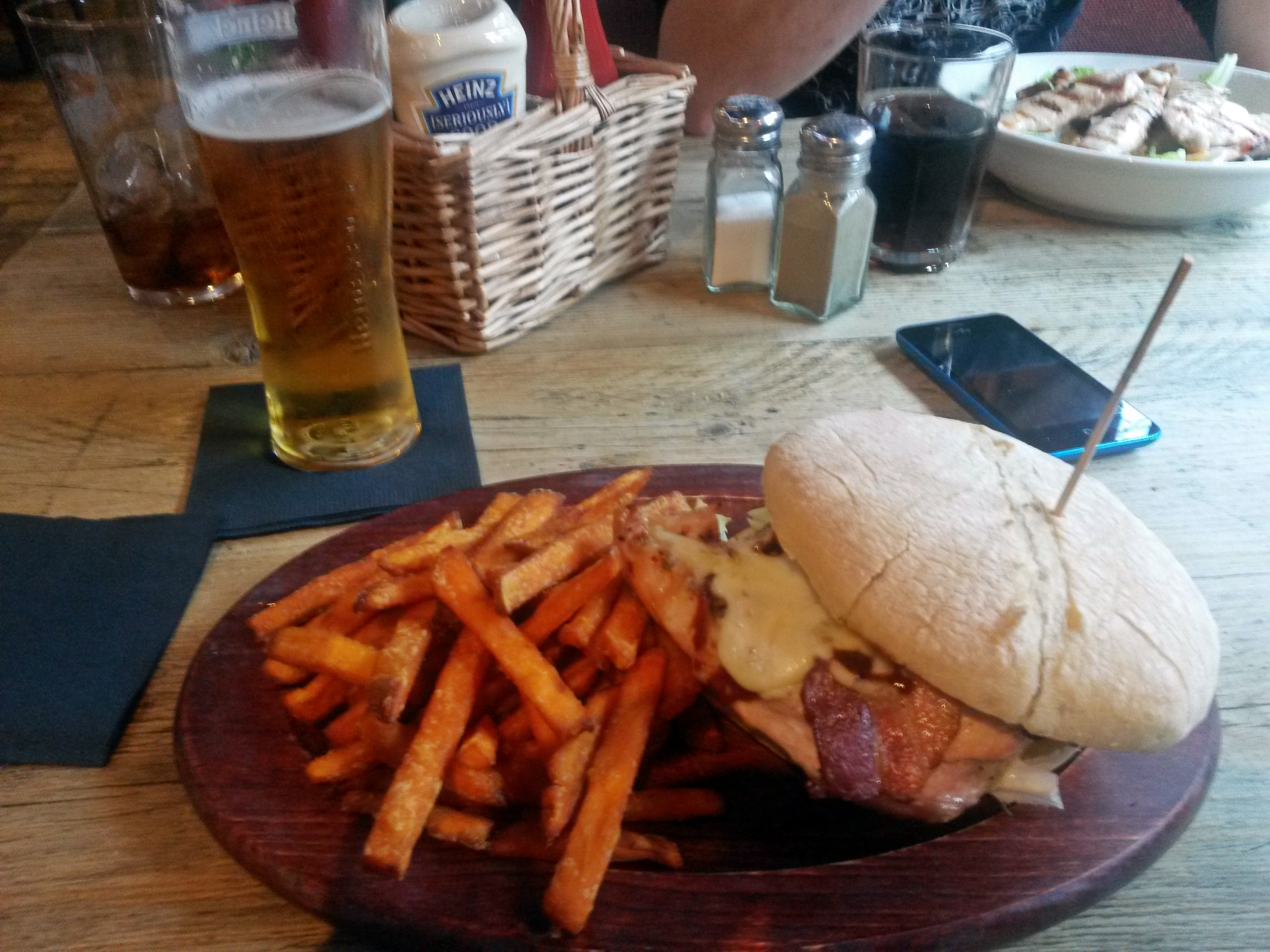 Ezt rendeltem, BBQ-s bacon-ös csirkeburger volt, de akkora, mint a fejem. :D Édesburgonyából készült hasábkrumplival, meg egy pohár sörrel, ami igazából egy korsó volt. Angol kajához képest naaaaagyon finom volt.