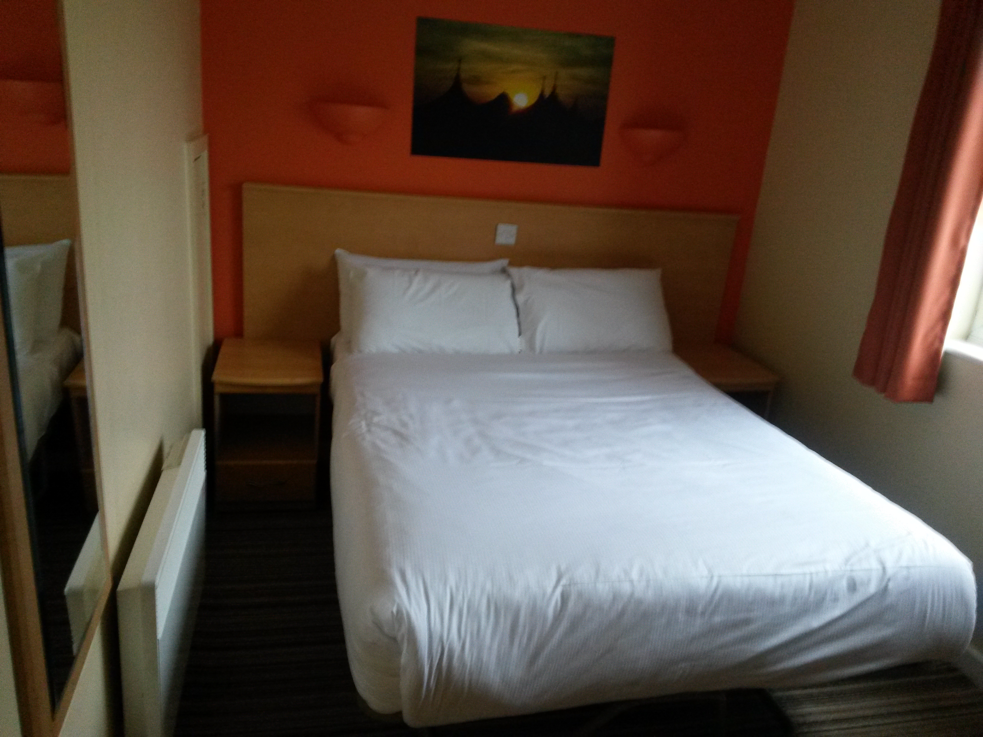 Double room, azaz a franciaágyas szoba. Ezt még valamikor novemberben fotóztam, akkoriban felnőtt hétvégék voltak, ezért nincs ágysál és díszpárna az ágyon.