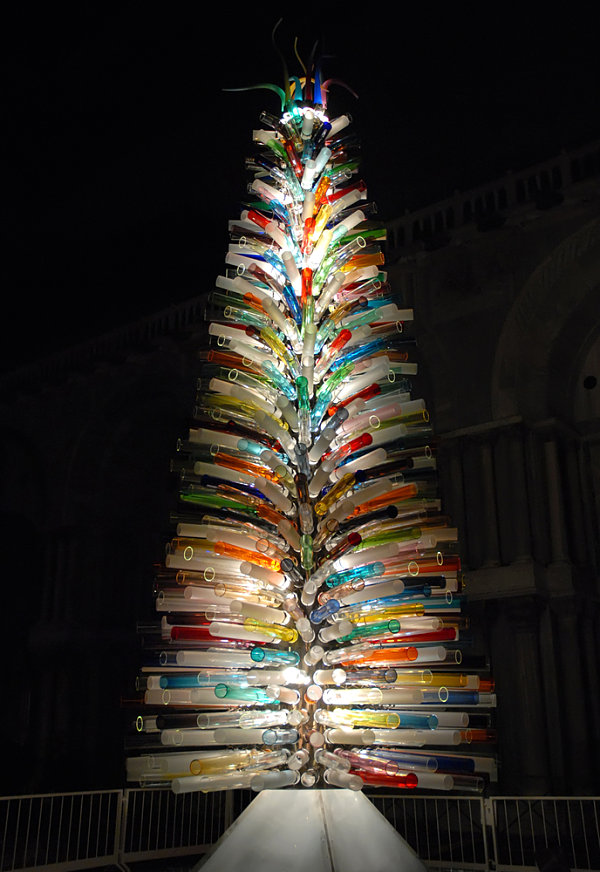 Christmas-tree-made-of-Murano-glass.jpg
