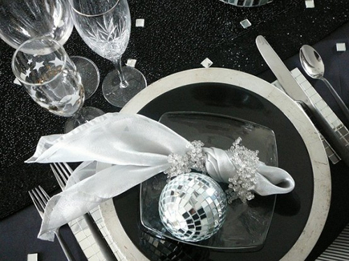 beautiful-and-sparkling-new-year-table-setting-41-554x415.jpg