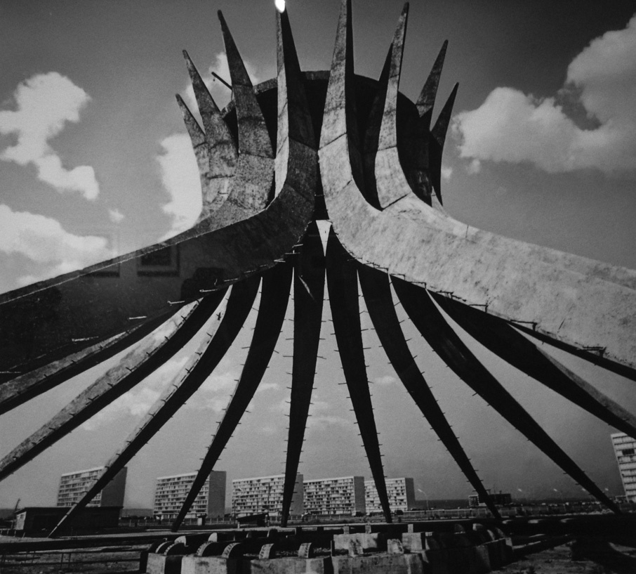 5091843b28ba0d49de0001a0_the-construction-of-brasilia-photos-by-marcel-gautherot_brasilia-construction-marcel-gautherot-18.jpg