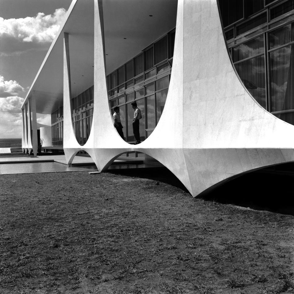 5091844028ba0d4a2b00017b_the-construction-of-brasilia-photos-by-marcel-gautherot_brasilia-construction-marcel-gautherot-11.jpg