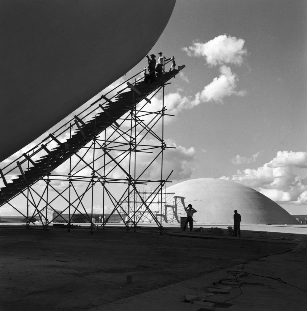 5091844328ba0d4a120001c5_the-construction-of-brasilia-photos-by-marcel-gautherot_brasilia-construction-marcel-gautherot-08-986x1000.jpg