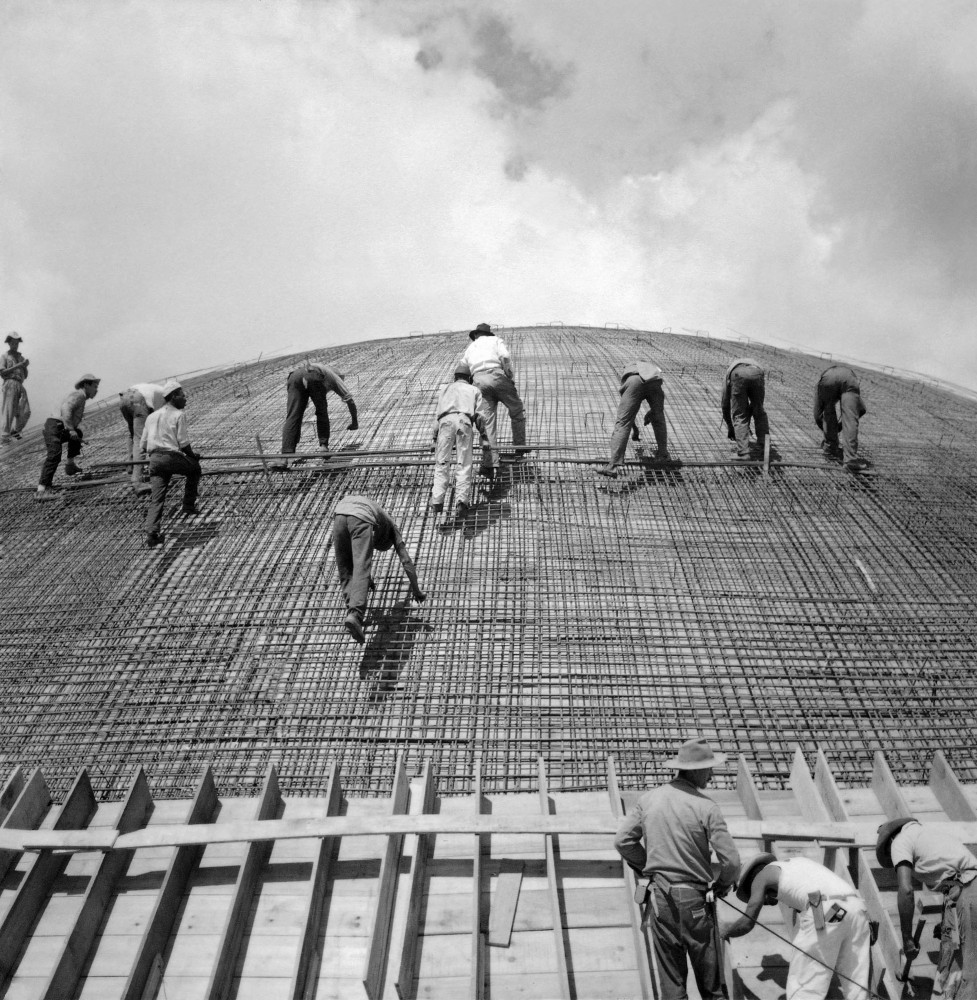 5091844a28ba0d4a480001d0_the-construction-of-brasilia-photos-by-marcel-gautherot_brasilia-construction-marcel-gautherot-07-977x1000.jpg