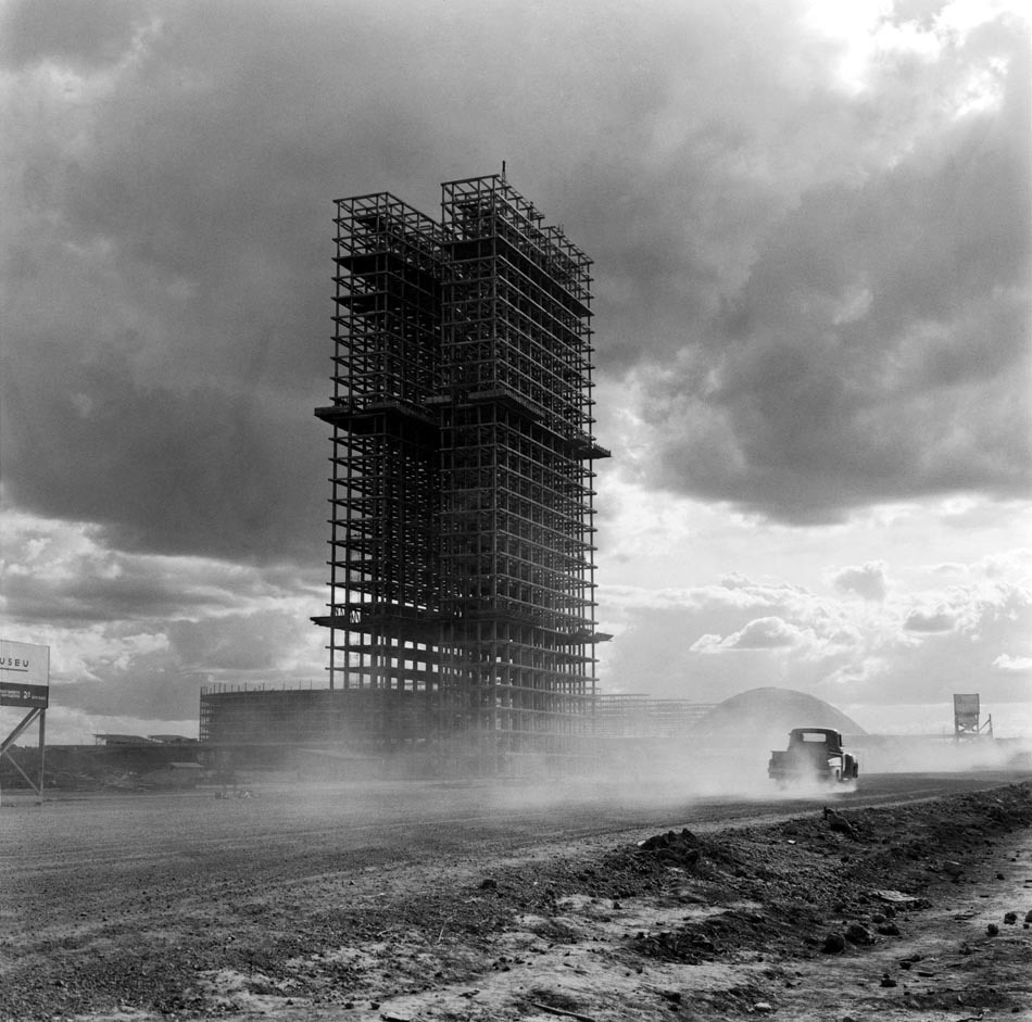 5091845528ba0d49e6000199_the-construction-of-brasilia-photos-by-marcel-gautherot_brasilia-construction-marcel-gautherot-02.jpg