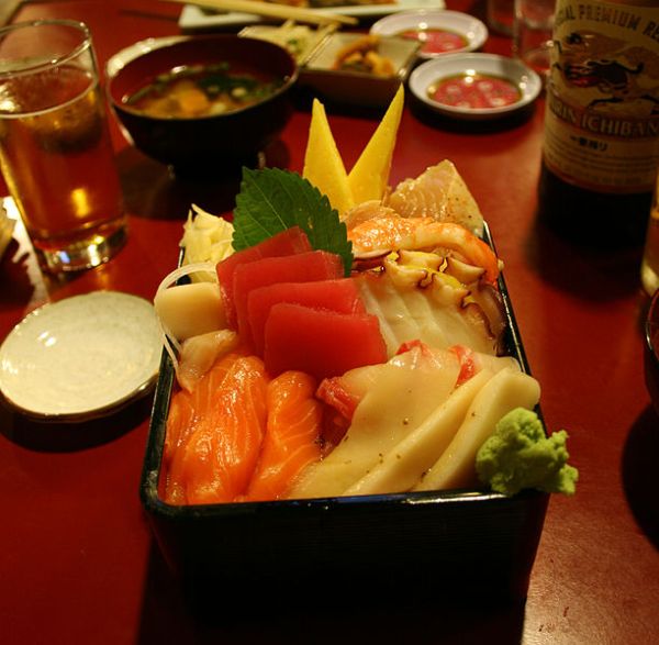 615px-Chirashi_zushi_by_Marshall_Astor_in_Gardena,_CA.jpg