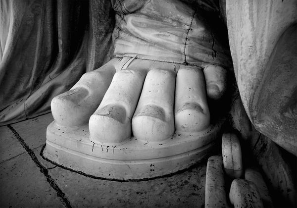 statue-liberty-chained-feet_10255_600x450.jpg