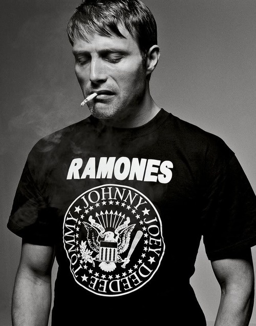 smoking-hot-in-a-Ramones-t-shirt-mads-mikkelsen-34129478-500-636.jpg