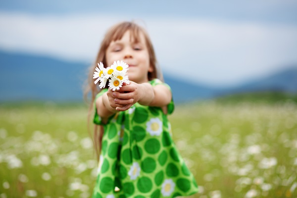 girl_daisies-600px.jpg