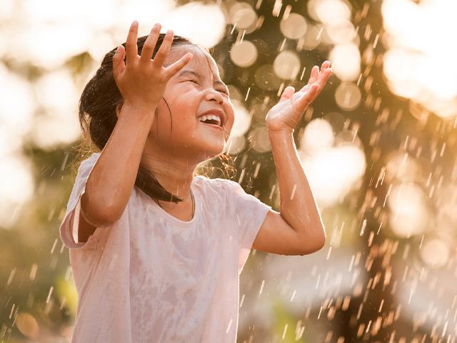 rain-asian-girl-happy_si.jpg