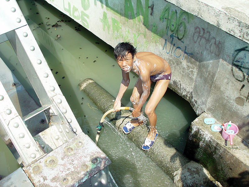 800px-jakarta_slumlife14.jpg