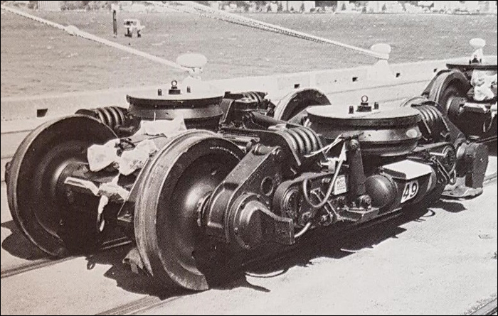 Az új-zélandi Ganz-MÁVAG motorvonatok hajtott kocsijaihoz tartozó egyik forgóváz. A 860mm-es futókörrel megáldott kerekehez darabonként 1-1 féktuskó, illetve a „Keleti Blokkban” akkoriban talán csak Jugoszláviában megfigyelhető légrugók kaptak helyet. A svájci SIG-től szerzett licensz alapján, a japán Sumitomo által biztosított légrugókkal legyártott forgóvázak kiemelkedő technológiai újdonságként jelentek meg a magyar gyártó kínálatában. (Fotó: Daniel M. Cole)