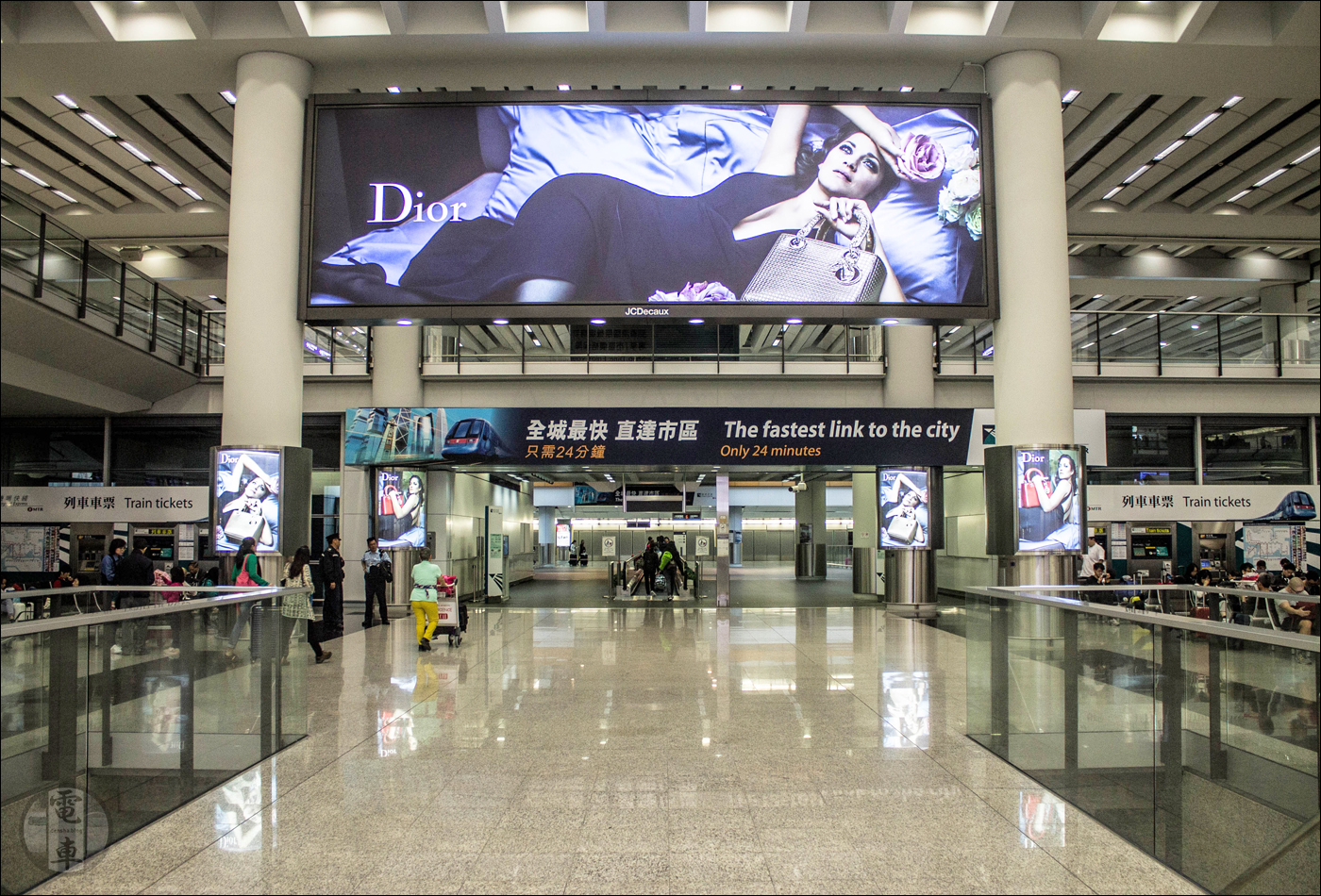 A hongkongi Aiport Express hívogató bejárata az 1-es terminál felőli oldalon.